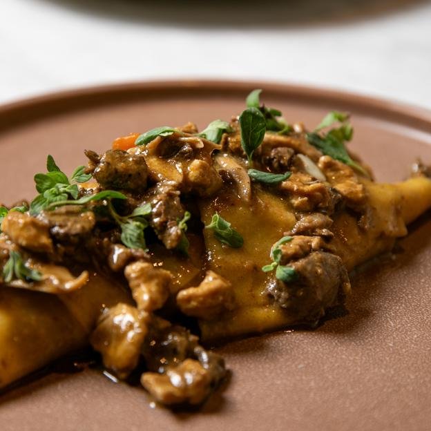 Primer plano de los pappardelle de Manifesto 13, una delicia que desearás repetir.