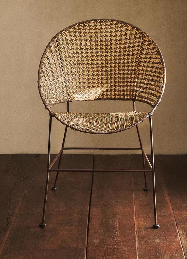 Silla de estilo vintage en ratán trenzado, rebajada a 99.99 euros en Zara Home.