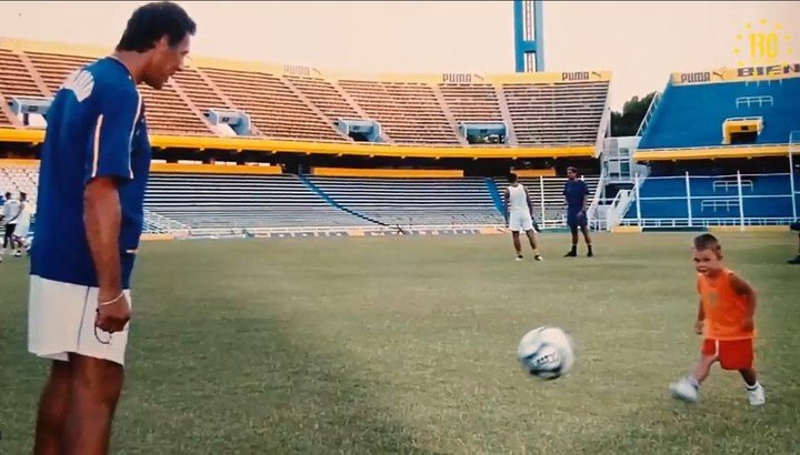 El pequeño Ignacio Russo junto a su padre en el Gigante de Arroyito. Foto: Club Atlético Rosario Central.