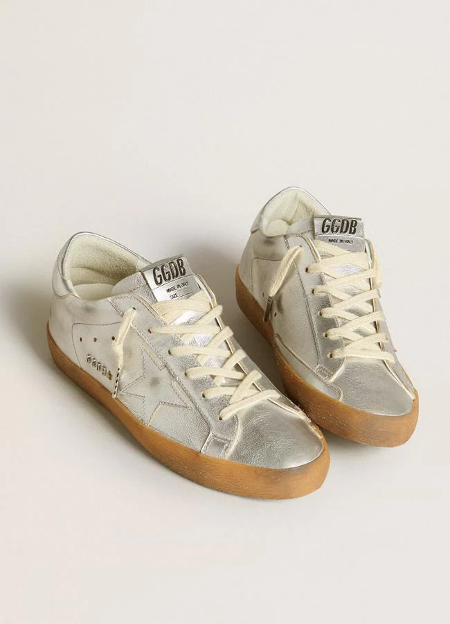 Zapatillas deportivas plateadas de Golden Goose.