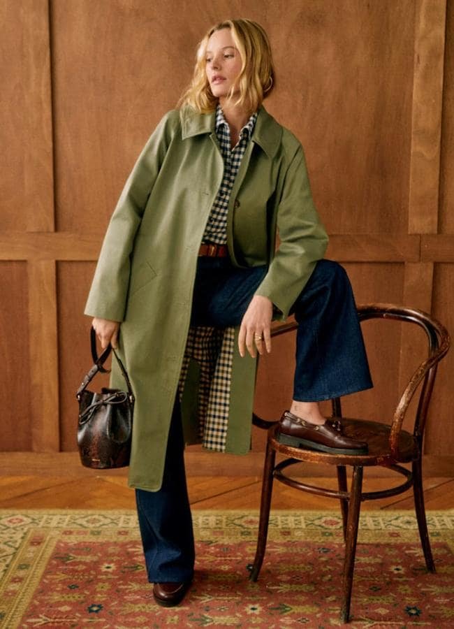 Gabardina en verde de Sézane (260 euros).
