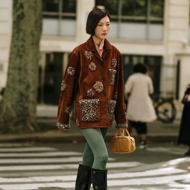 Cómo elevar tus estilismos con medias de colores este invierno: 6 looks para ser la mejor vestida de la temporada