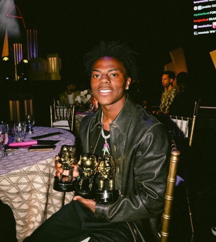 Speed con el premio a mejor creador de contenido del mundo de 2024.