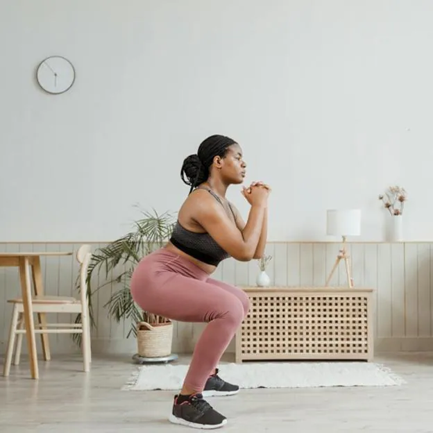 Mujer realizando una sentadilla. 