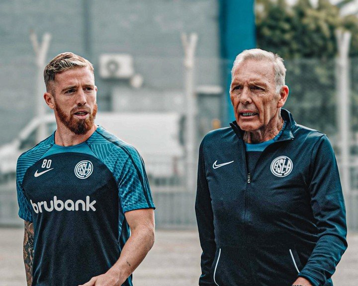 Iker Muniain y Miguel Angel Russo, capitán y DT de San Lorenzo. Foto: San Lorenzo