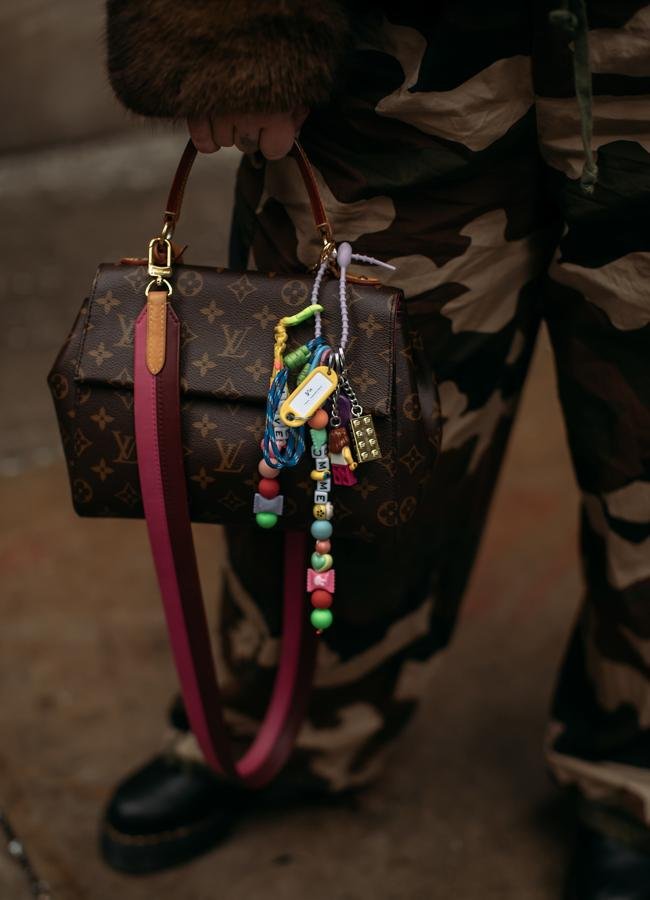 Un bolso decorado con charms. Foto: Launchmetrics spotlight.