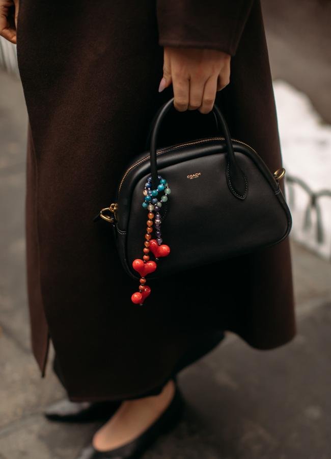 Un bolso negro decorado con charms con forma de corazón. Foto: launchmetrics spotlight.