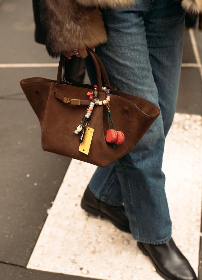 Un bolso en marrón con detalle de charms. Foto: launchmetrics spotlight.