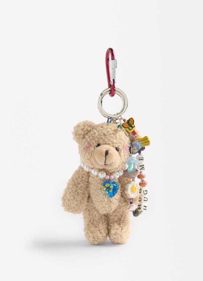 Charm con forma de osito de peluche de Parfois (17,99 euros).