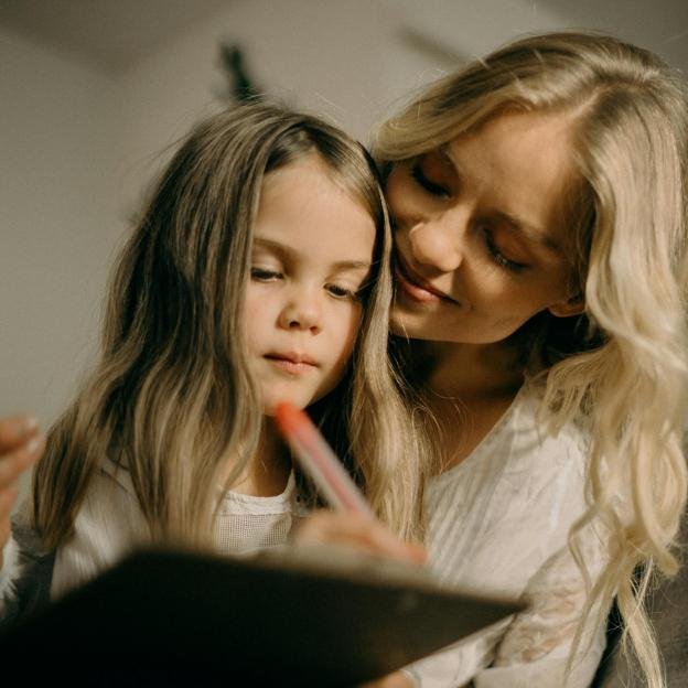 Si la relación no mejora, a veces es necesario alejarse de una madre tóxica. 