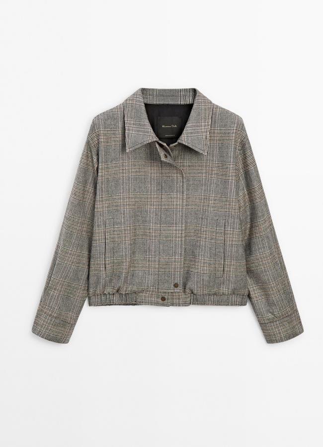 Chaqueta estilo bomber con estapado de cuadros de Massimo Dutti. Foto: Massimo Dutti