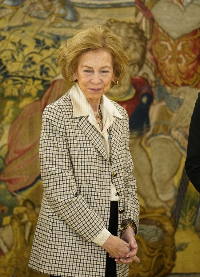 La reina Sofía con una blazer de cuadros muy elegante. / LIMITED PICTURES