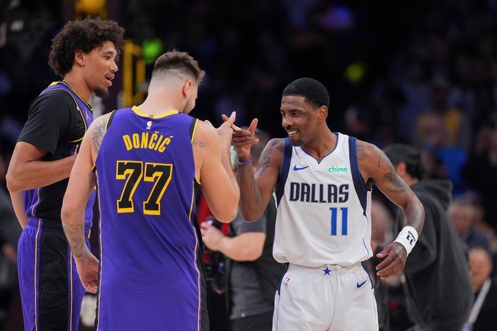 Viejos conocidos: Doncic (77) y Kyrie Irving (11), armaron una gran sociedad en Dallas. Foto: AP