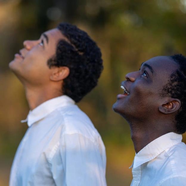 Brandon Wilson como Turner y Ethan Herisse como Elwood en un fotograma de Nickel Boys, la película con dos nominaciones a los Oscars que estrena Amazon Prime Video. 