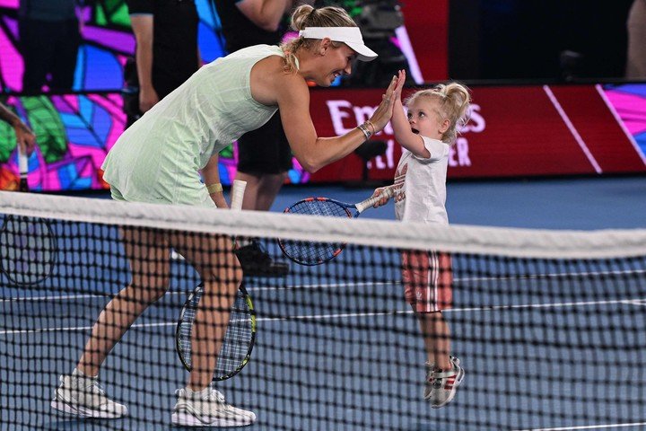 Wozniacki y su hija Olivia en la previa del Australian Open de 2024. Foto WILLIAM WEST / AFP