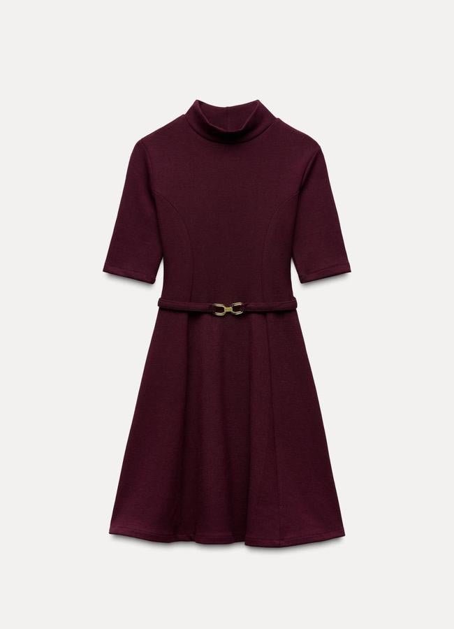 Vestido de punto en burdeos de Zara (25,95 euros).