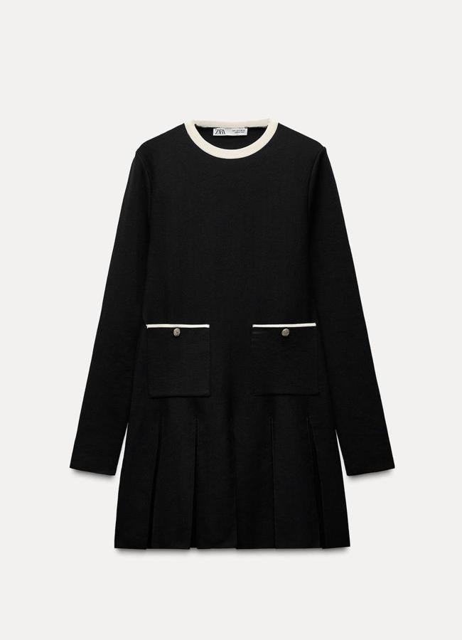 Vestido de punto bicolor de Zara (35,95 euros).