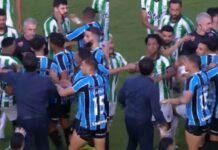 A Gustavo Quinteros se le salió la cadena: el DT campeón con Vélez fue expulsado en Brasil por golpear a un jugador rival