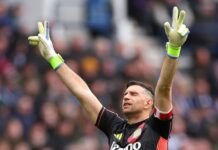 Dibu Martínez gritó ’10’ y celebró con el Aston Villa: en su partido 200 fue capitán en la clasificación a semifinales de la Copa FA