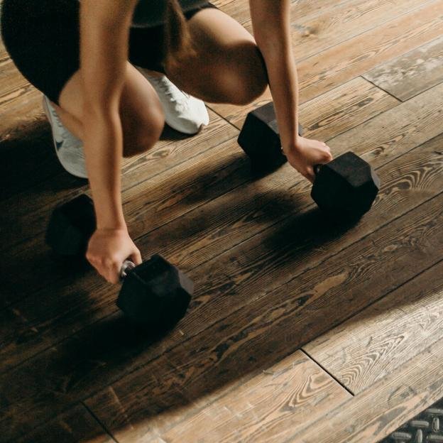 Para dormir bien puedes hacer entrenamiento de fuerza media hora o una hora antes de meterte en la cama. 