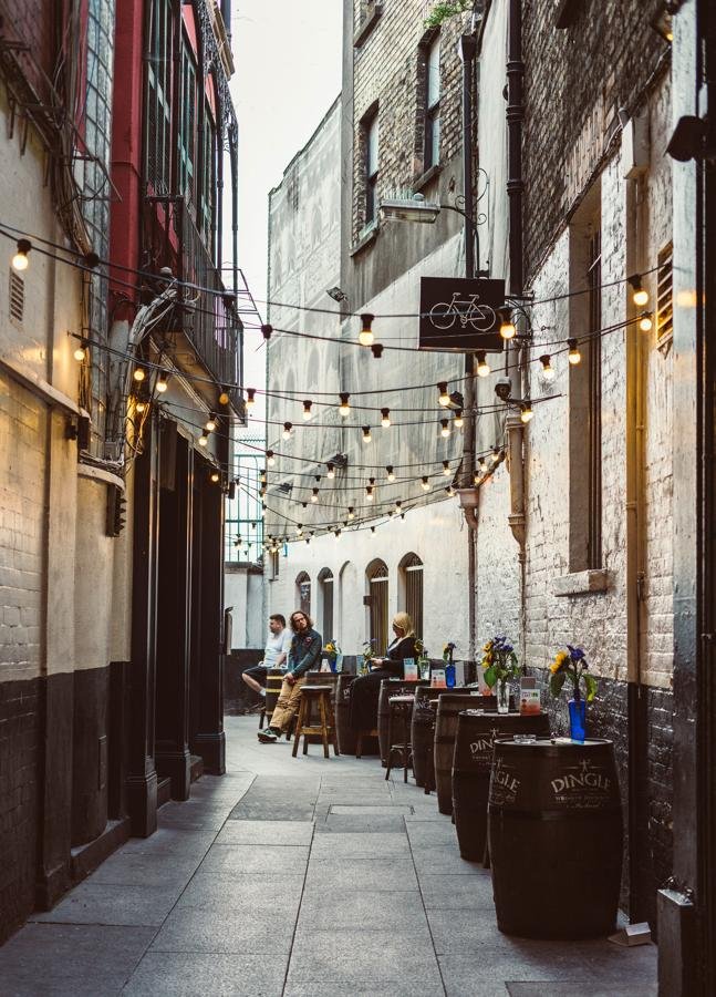 Exterior de un pub irlandés, otro de los lugares en los que transcurren algunas de las tramas de La picadura de abeja. / Ving/ UNSPLASH