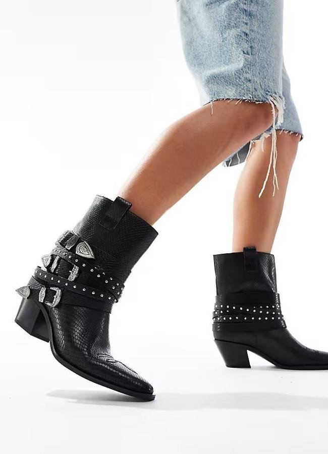 Botines cowboy efecto coco con hebillas