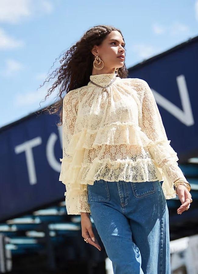 Blusa de encaje con cuello perkins