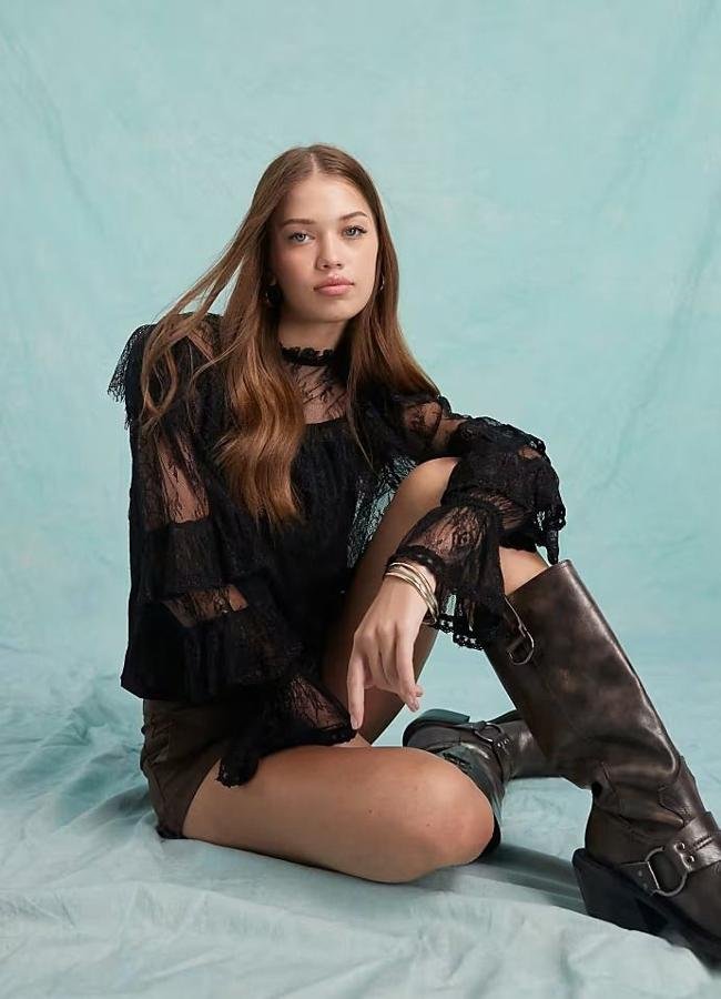 Blusa de encaje negro con volantes