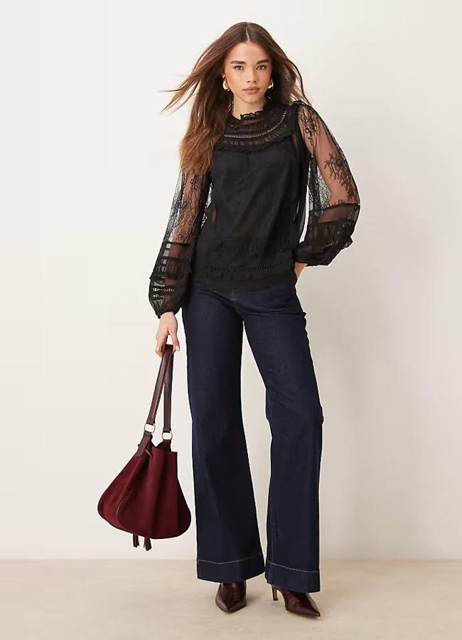 Blusa bordada de encaje negro