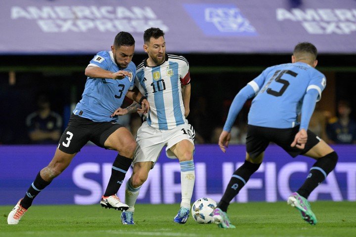 Lionel Messi quiere revancha contra Uruguay, que le ganó en La Bombonera por las Eliminatorias. Foto: JUAN MABROMATA / AFP