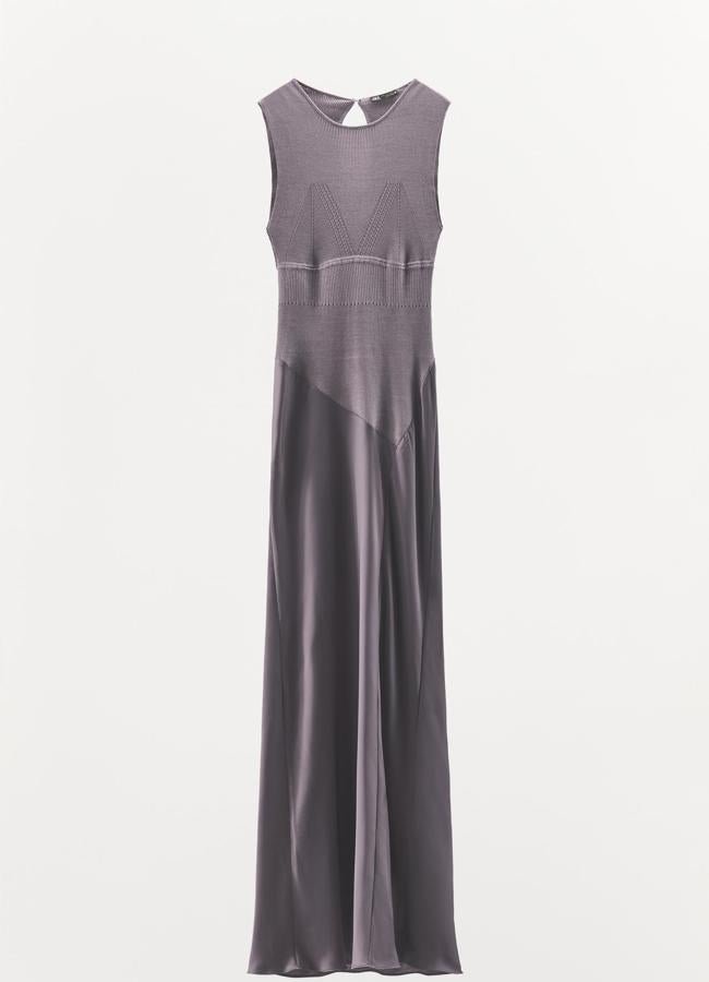 Vestido largo combinado con detalle satinado de Zara.