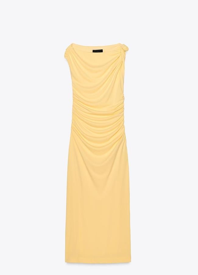 Vestido fruncido en color amarillo de Zara.