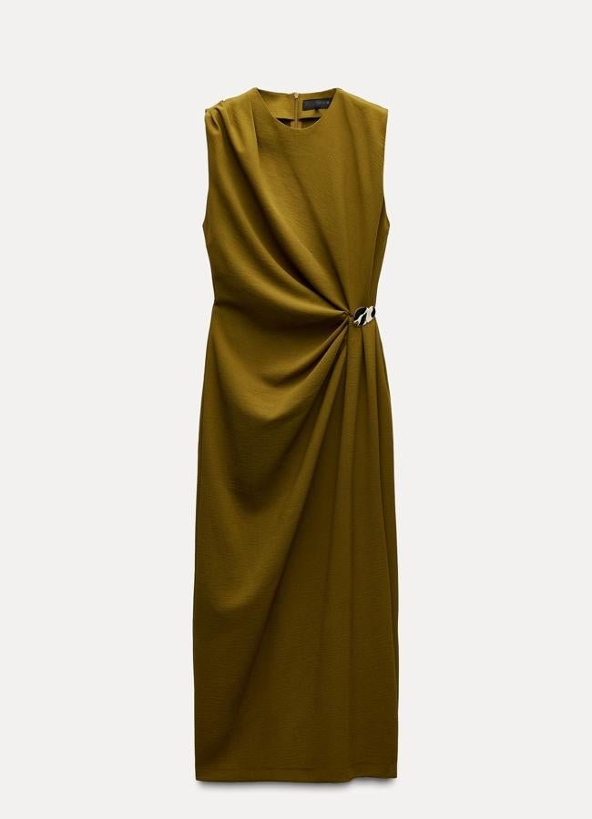 Vestido midi en verde con detalle joya de Zara.