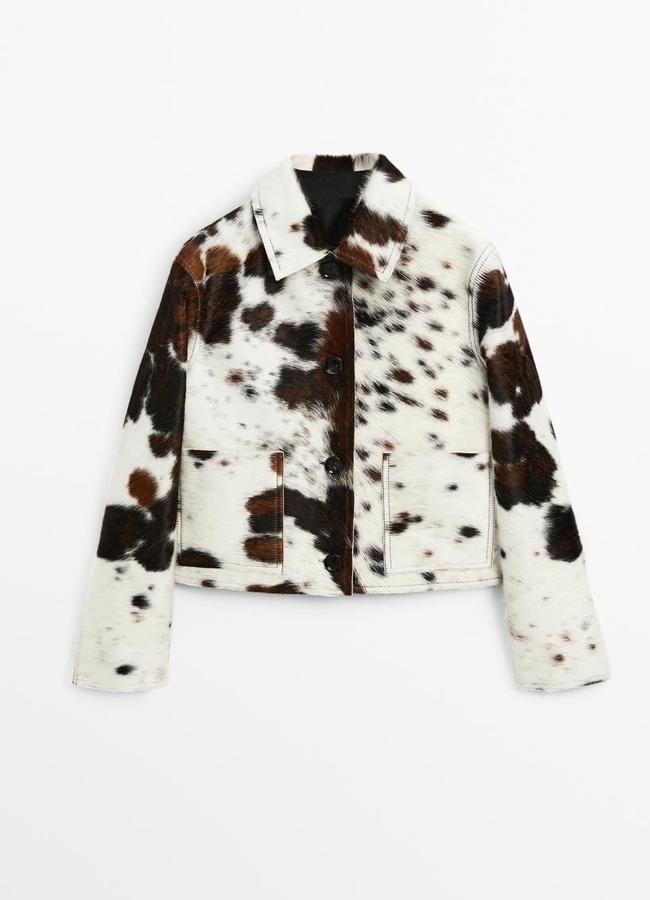 Chaqueta de pelo estampado vaca, de Massimo Dutti. Precio: 999 euros.