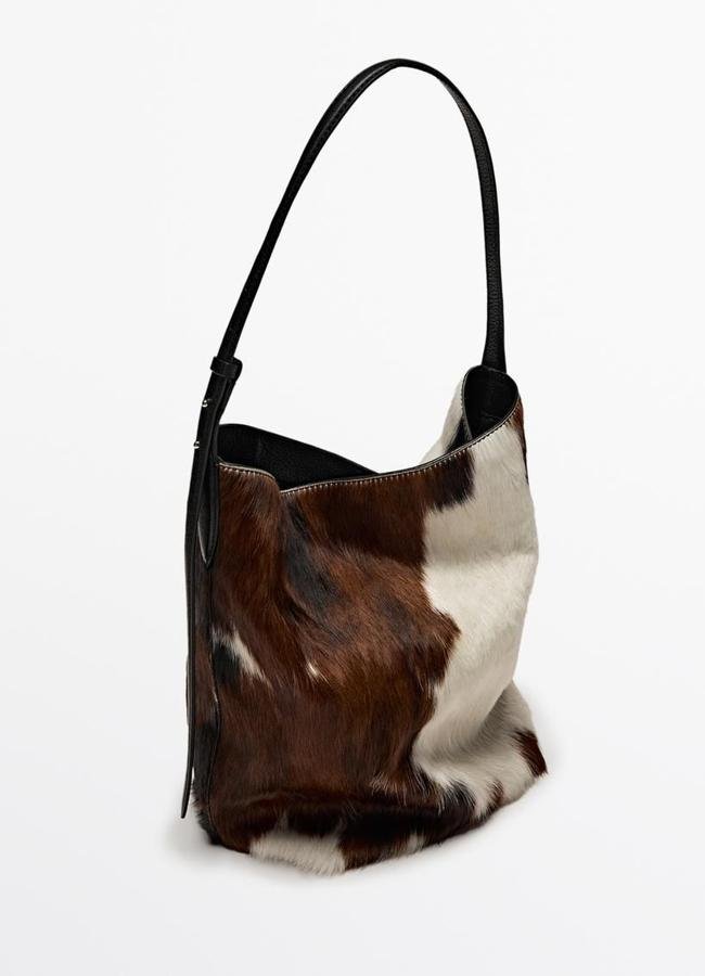 Bolso estampado con pelo de vaca, de Massimo Dutti. Precio: 249 euros.