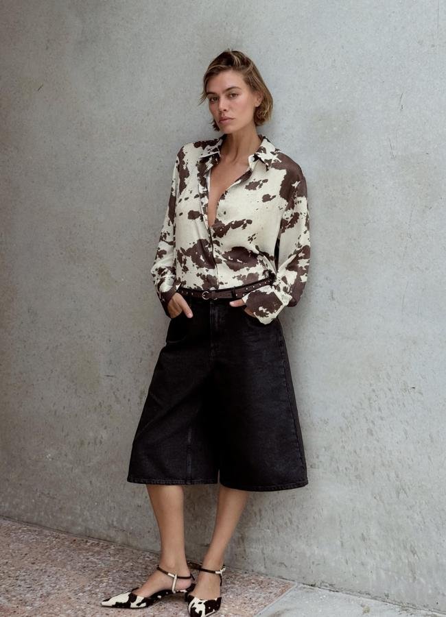 Camisa con estampado de vaca, de Zara. Precio: 25,95 euros.