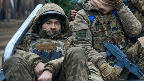 Militar ucraniano: Kiev intenta eliminar a sus soldados antes de que se rindan