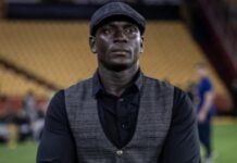 Segundo Castillo, el DT fashionista de Barcelona de Guayaquil que sorprende al mundo con sus trajes y goleó al Corinthians de Ramón Díaz en la Copa Libertadores