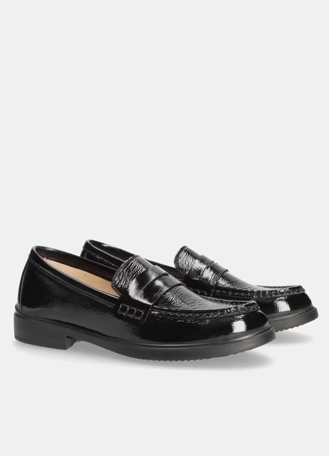 Mocasín negro con acabado charol de Mascaró, 99,50 euros.