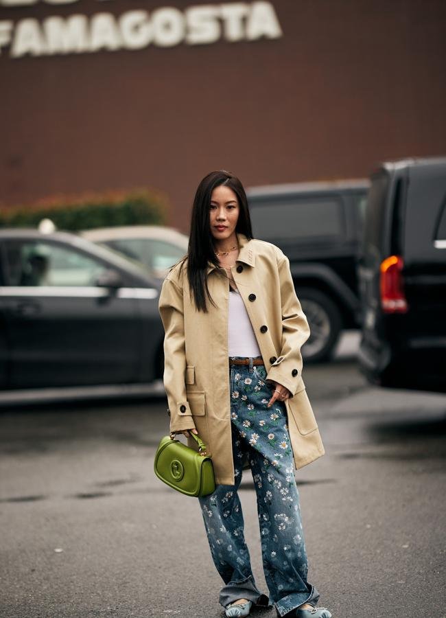 Una mujer con pantalones estampados con margaritas en Milán. Foto: launchmetrics spotlight.