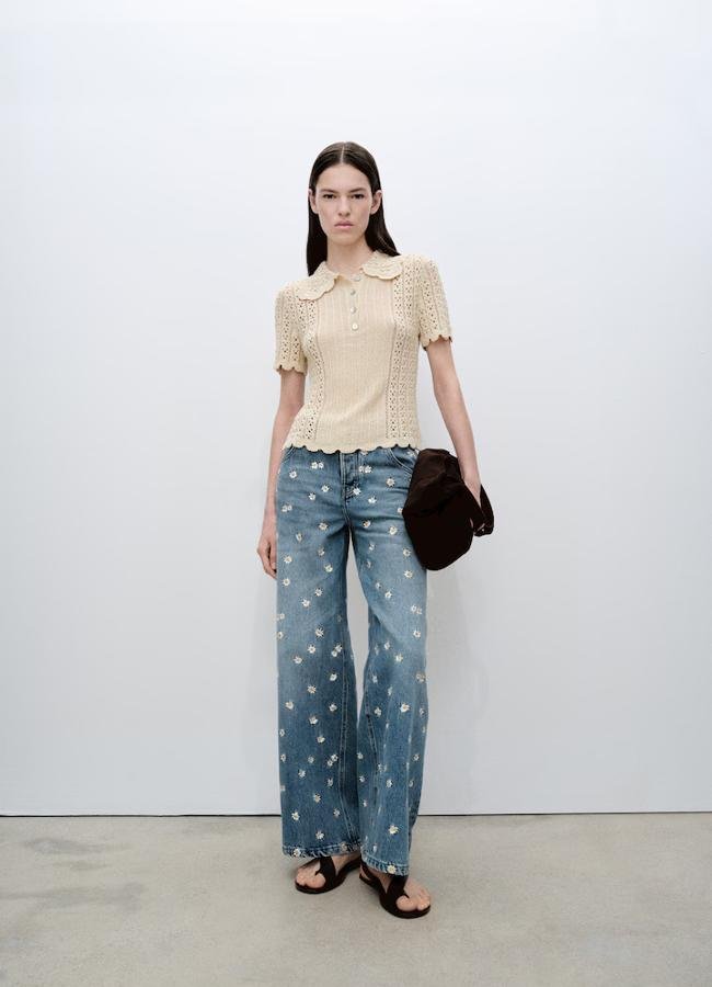 Vaquero con bordado de flores de Mango (49,99 euros).