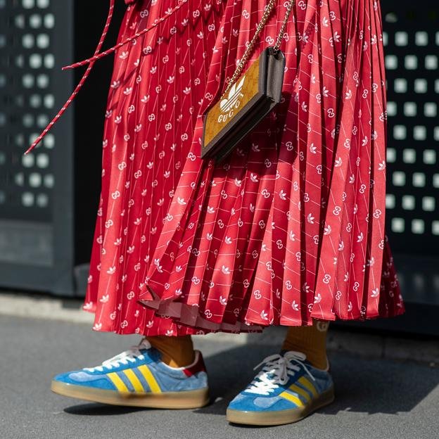 Zapatillas azules, el calzado más especial para rejuvenecer tus looks esta primavera
