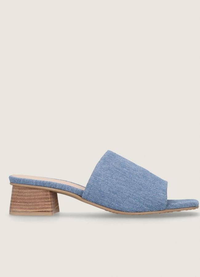 Sandalias en azul de Mascaró.