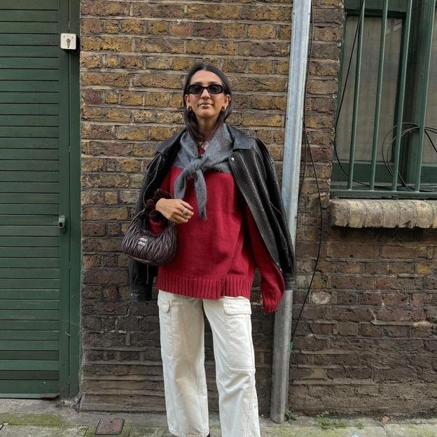 Así es el look con pantalones cargo y mocasines burdeos que lucirás en la oficina