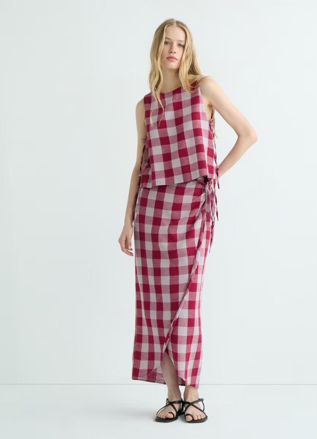 Conjunto de top y falda pareo con estampado de cuadros de Hipercor.