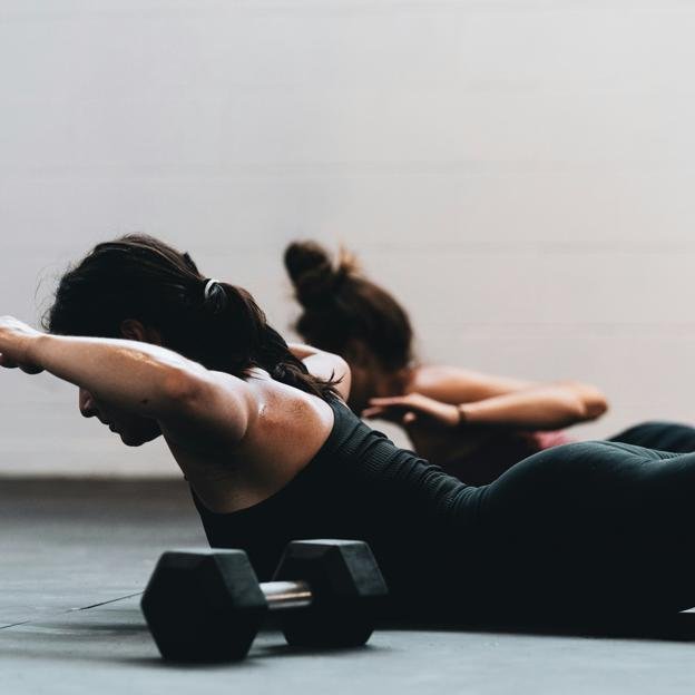 Mujeres haciendo ejercicios con mancuernas. 