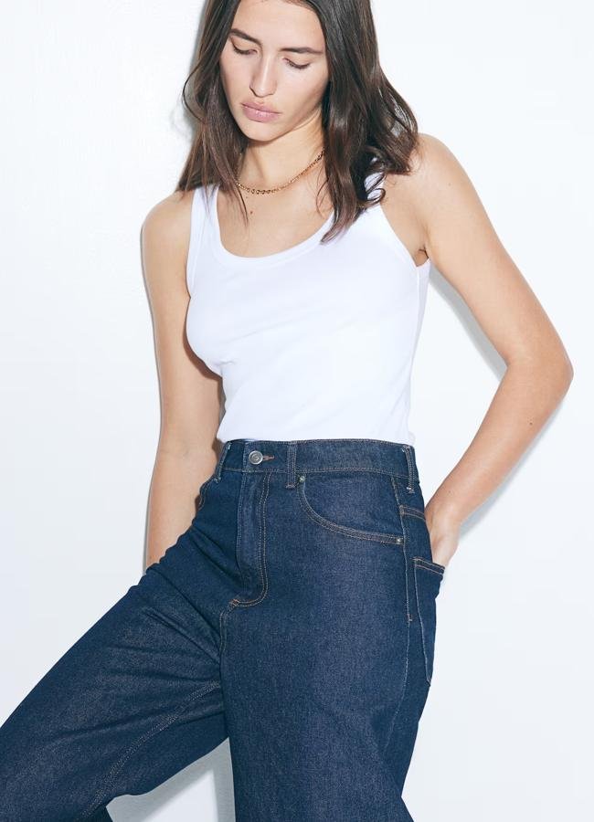 Camiseta blanca de tirantes de H&M, 7,99 euros.