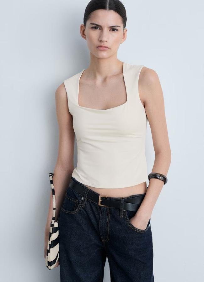 Camiseta blanca de tirantes con escote cuadrado de Mango, 12,99 euros.