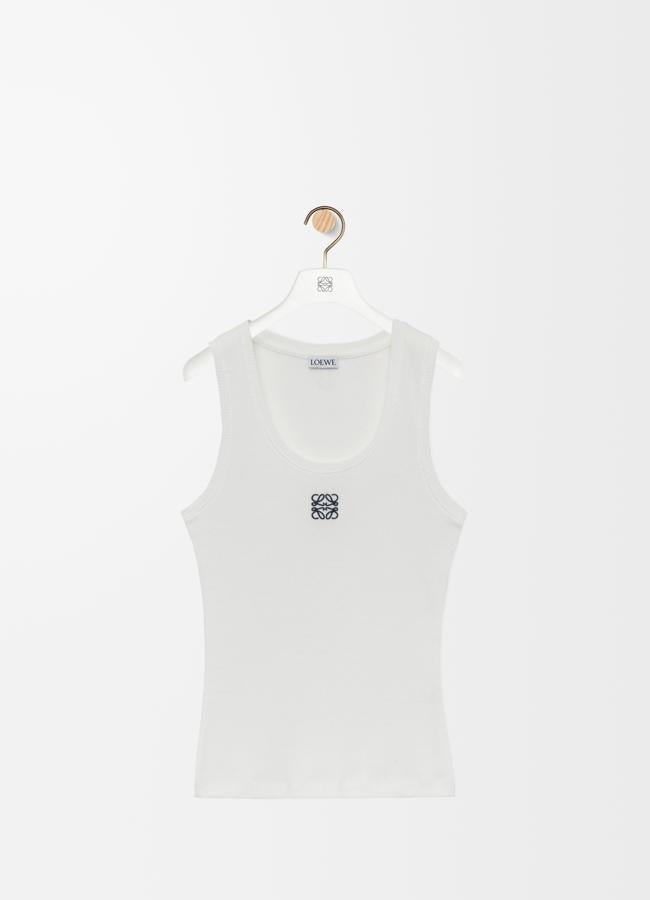 Camiseta blanca de tirantes de Loewe, 350 euros.