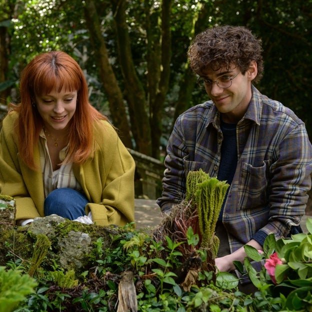 Todo cambia cuando Elmer (Álvaro Rico) conoce a la encantadora Violeta (Catalina Sopelana).
